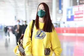看马苏外表真不像中年女人，穿黄卫衣配小白裤，满满的元气少女样图片