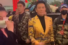 67岁钟镇涛现身央视，与44岁陈龙似同龄，温兆伦在前像小弟图片
