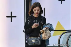 秋冬简约成熟风穿搭，黑色连帽上衣+过膝长靴，大方时尚又显气质图片