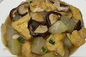 冬瓜里加冬菇，不蒸不煮汤，这客家做法也太香了，比吃肉还下饭图片