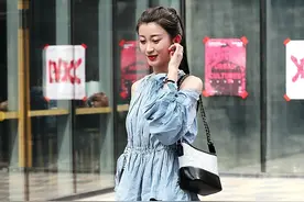 街拍：美女撩起长发一瞬间图片