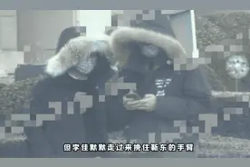 靳东和老婆罕见同框秀恩爱！穿情侣外套手挽手，女方曾是国际影后图片
