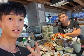 广西俩体育生给自助餐上了一课，“震撼”场面引员工阿姨拍照围观图片
