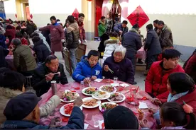 农村办婚宴，随礼200元全家都去吃，为何主家还高兴？图片