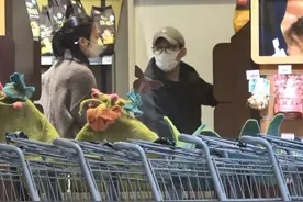 郭晶晶小叔子罕带女友露面！至今未婚令妈着急，前女友曾为其跳楼图片