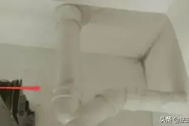 下水管无法疏通，业主找水电工来更换，可锯开后他却转身就走图片