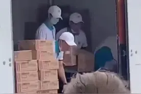 韩红支援河南被疑摆拍！现场一箱货来回搬，保安摄像紧跟阵仗大图片