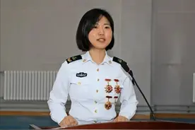 因名字走红的海南舰班长吴桐再次公开亮相！原来她也是个“狠人”图片