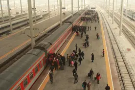 在火车站“拉客”的大妈，住一晚宾馆仅收50元，她们怎么赚钱？图片