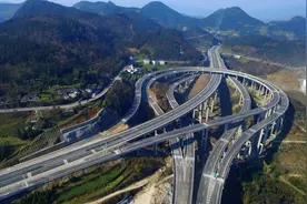 高速公路为什么要收费？一年收入几千亿，却负债上万亿！钱呢？图片
