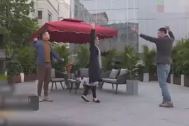 47岁董卿和新疆帅哥跳舞！手拿玫瑰出场太惊艳，穿风衣满身都是褶图片