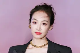 宋茜跪在地上和粉丝合影，只因不想挡到粉丝们的镜头图片