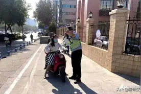 为图方便载着孩子在人行道上逆行  家长们你觉得这样做合适吗？  | 回音壁图片