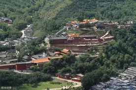 如今忻州市五台山的五爷庙殿宇，传说是民国年间五爷托梦给方丈重修的？图片