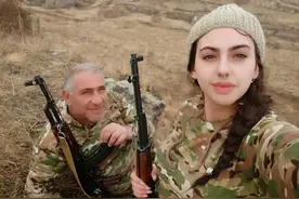 亚美尼亚女战士一夜蹿红！清新靓丽迷人如邻家女孩，却拿枪上前线图片