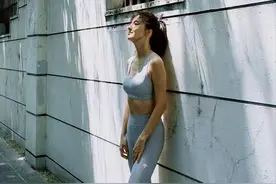 林峯前任吴千语晒健身美照，穿运动背心紧身裤秀身材，已瘦回巅峰图片