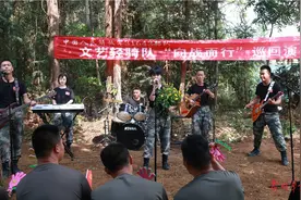 没有华丽的舞台和灯光，这场文艺巡演为何让官兵拍手叫好图片