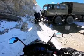 印度装甲车突发抛锚堵路，一侧山路一侧悬崖：印军后勤车队被堵塞图片