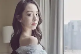 朗朗妻子吉娜晒美照 一袭淡蓝色仙女裙大秀香肩美背图片