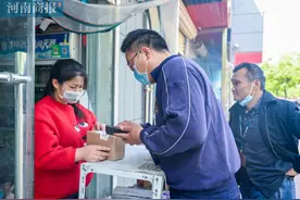  厉害了！郑州一快递员年薪28万，一个月派送、收货就有九千多件图片