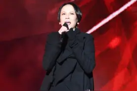 女歌手台上裤子滑落险尴尬，边唱边提裤引爆笑，曾赢过王菲莫文蔚图片