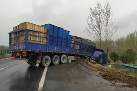 半挂车雨天翻进高速边沟，差点车毁人亡图片