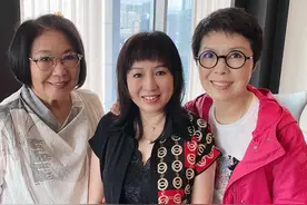 关菊英携同性密友现身聚会，两人同框尽显默契，同居多年无意再婚图片