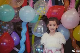 黄磊晒7岁小女儿画作，有天赋却写错字，样貌灵气逼人星味足图片