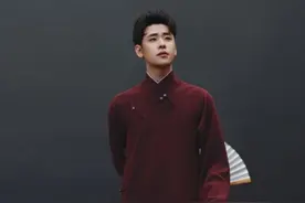 脱下长袍马褂的张云雷，穿上私服也好看，变身时尚达人图片