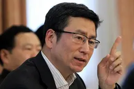 “月薪三千雇不来农民工，却能招来大学生”，网友：世道变了吗？图片