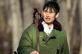 大衣哥朱之文又被拍！村民上阵强势围堵，现场水泄不通家门走不出图片
