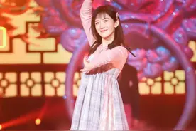 谢娜终于时尚一回，穿格纹吊带裙叠穿粉色毛衣，小白靴时髦爆了图片