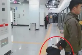 地铁站，这位奶爸火了，网友：孩子最好的教育，就是拼爹图片