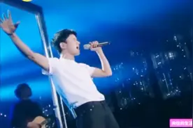 张杰歌手舞台演唱《自己》无畏自我，忘情嘶吼，催泪全场，超震撼视频封面