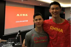 中国18岁混血小将横空出世，母亲是俄罗斯美女，曾单场轰40分图片
