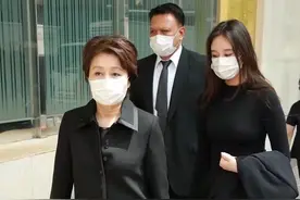 送赌王！四太没梳头显憔悴，反而三太穿哈伦裤一下车亮出翡翠镯子图片