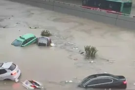 暴雨下的郑州京广北路隧道：大水几分钟淹没车子，隧道内发现遇难者图片
