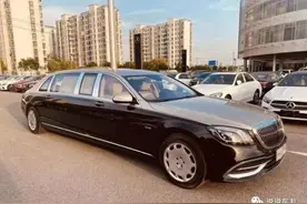粤B老板花1190万元买到重磅级奔驰S680，提车时叫来了客车驾驶员图片