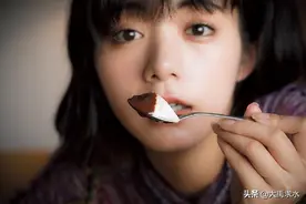 池田依来沙拍摄时尚杂志，吃冰淇淋甜美可爱，十分令人心动图片
