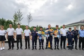 风雨中，谢谢你们拼尽全力图片