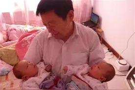 孩子名字太难取，只因孩子姓“滚”，没想爷爷随口一说全家称赞图片