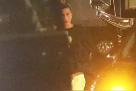 比伯与海莉在豪华巴士上“露营”，换两套穿搭潇洒有范图片