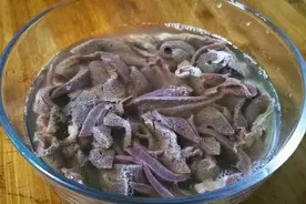 猪肝记住别用清水洗，等于吃毒素，教你正确做法，毒素异味全跑光图片