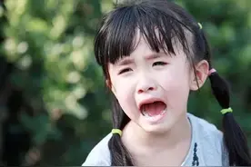 因为一条4000块的裙子，女儿被全校孤立了图片