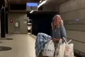 流浪女歌手洛杉矶地铁站高歌咏叹调走红网络视频封面