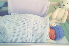 英国17岁少女一直服用避孕药，某天早晨肚子痛，去医院竟分娩图片