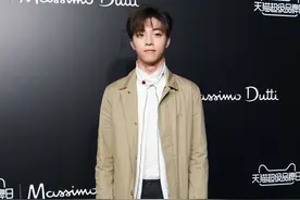 陈立农出席活动有些紧张，大长腿无处安放图片