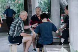 男人过了50岁，不管喝不喝酒，建议多吃这3种食物，有营养还不贵图片