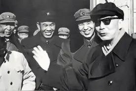 孙毅向聂荣臻拍桌子，聂荣臻气得大吼：我不收拾你，我找人收拾你图片