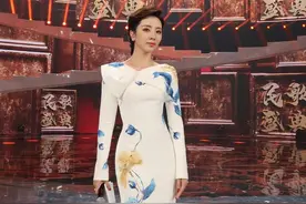 李思思不愧是央视的美女主持，水墨礼裙够大气，温柔气质挡不住图片